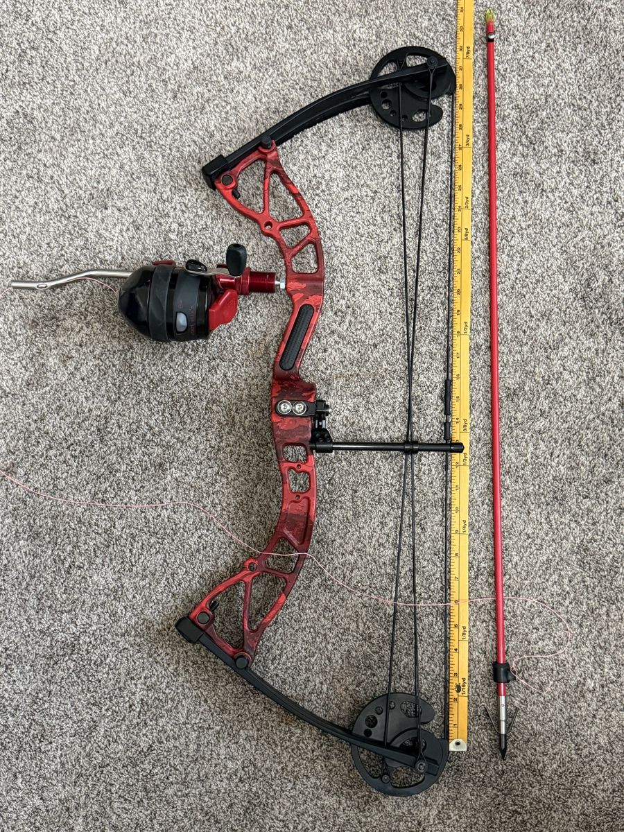 Cajun Bowfishing Compound Bow Red Camo with Reel and Arrow Used everything you need included.