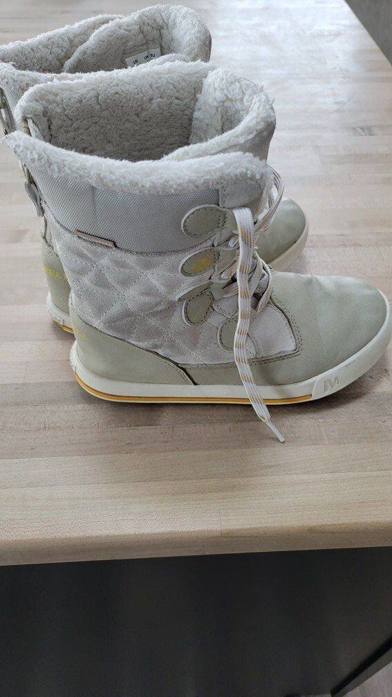 Girls Merrell snow boots size 2 (youth)