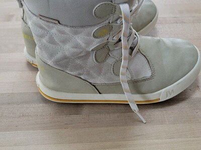 Girls Merrell snow boots size 2 (youth)