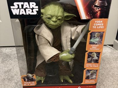 Star Wars Legendary Yoda – Interactive Figure