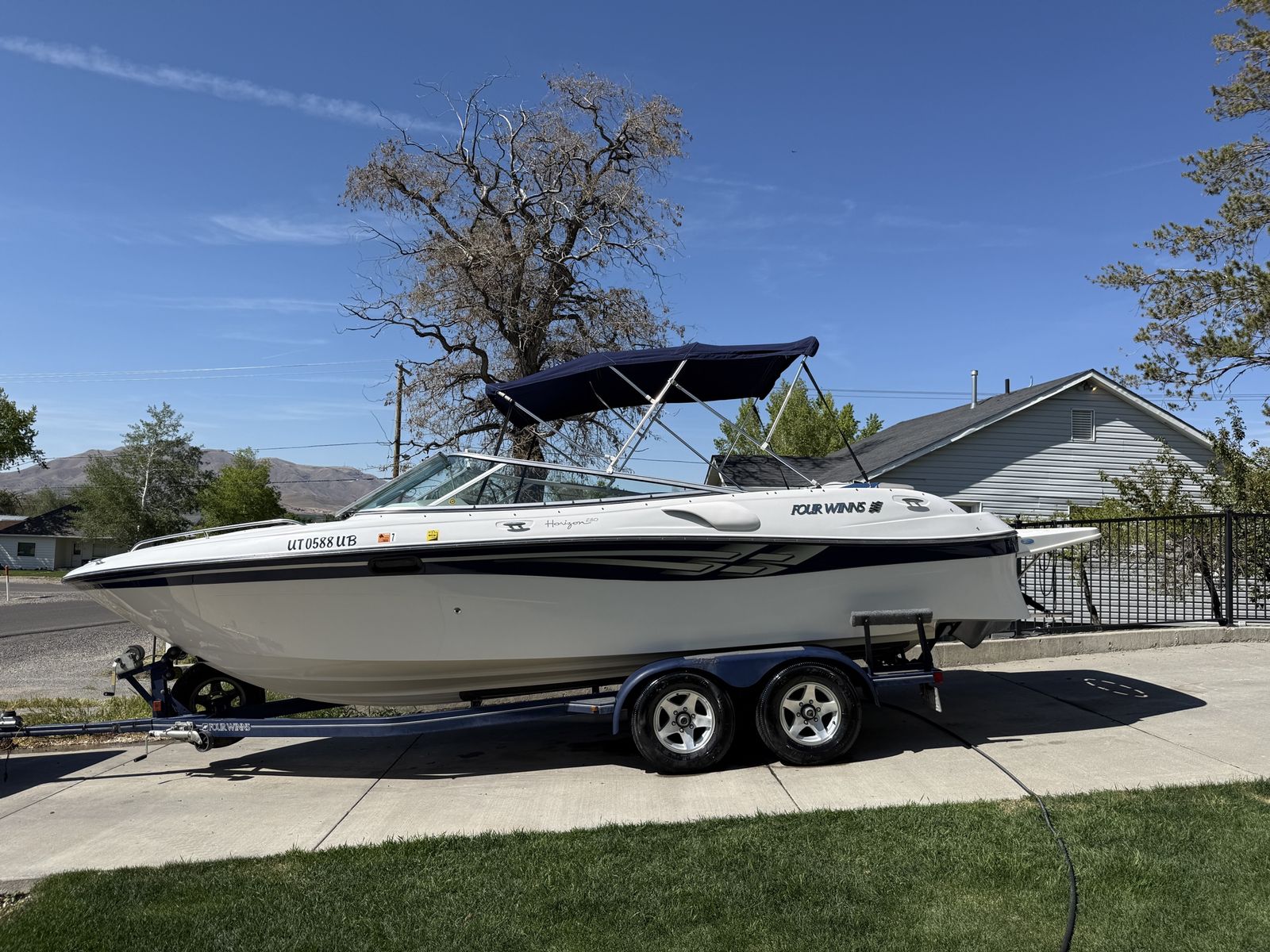 2000 Four Winns Horizon 230 Boat