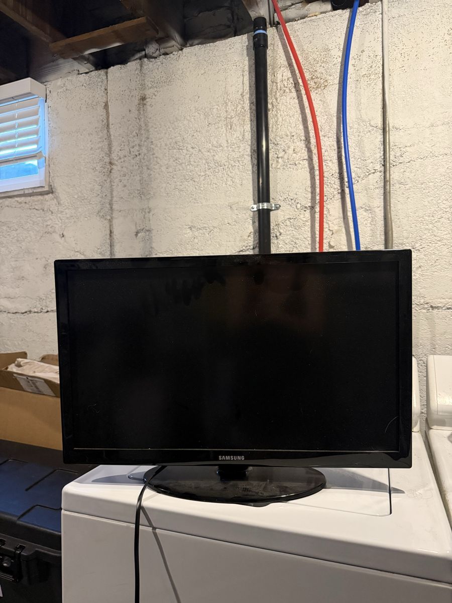Samsung 24-inch Black LED Smart TV, HDMI input