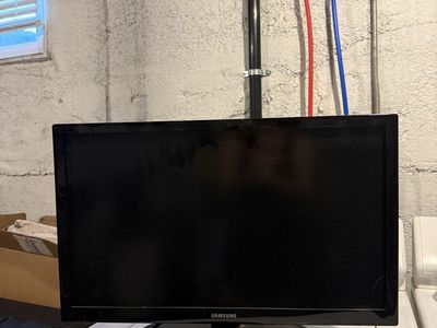 Samsung 24-inch Black LED Smart TV, HDMI input