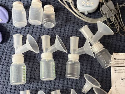 Ameda Mya Joy PLUS Breast Pump with Accessories + cold/hot gel breastfeeding pads