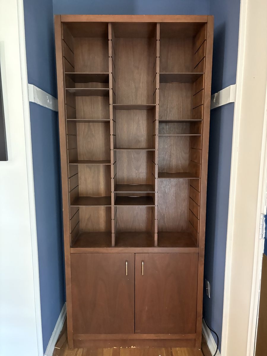 Bookshelf with adjustable shelves