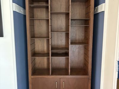 Bookshelf with adjustable shelves