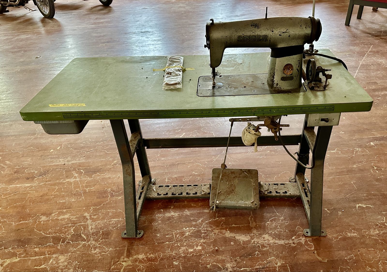 Vintage SINGER Industrial Sewing Machine 400 W series with Table and Foot Pedal - Heavy Duty