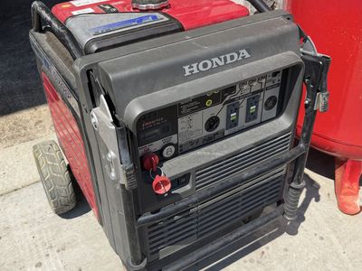 Honda EU7000is Fuel Injected Inverter Generator - 7000W 384 Hours