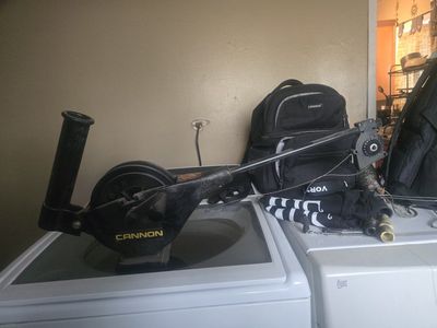 Cannon Downrigger Fishing System Rod Holder not included but led balls included.