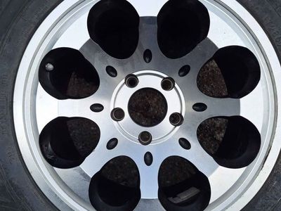 Full set (5) of 17" aftermarket Jeep wheels and spline lugnuts