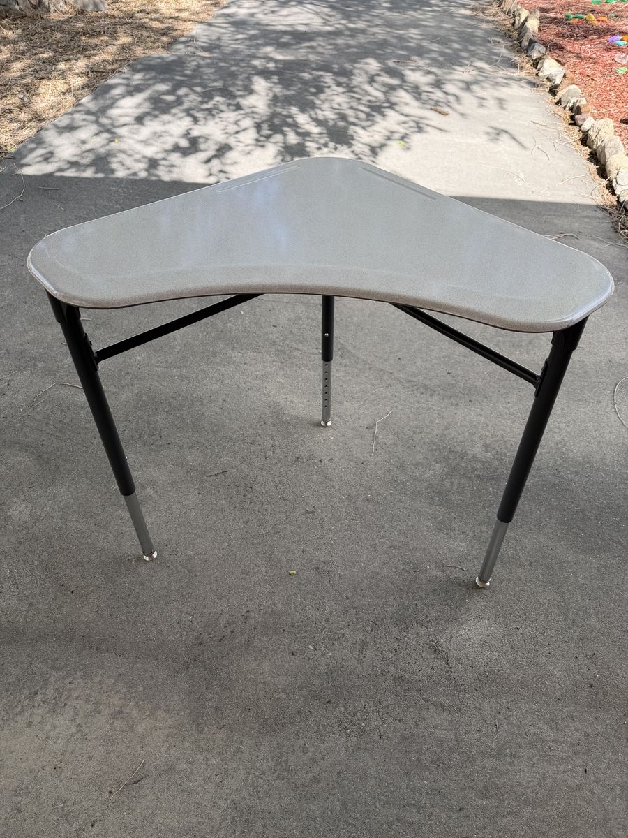 Corner desk