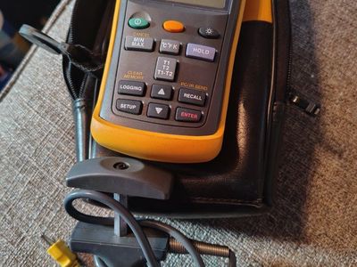 FLUKE 54 II B Dual Input Digital Thermometer with Probe, Type K, J, T, E, N, R, S