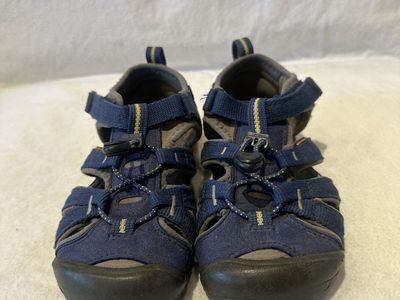 Keen Youth Size 1 Slim Fit WP Hiking Sandals