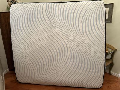 King Size Mattress Serta Icomfort (Like New)