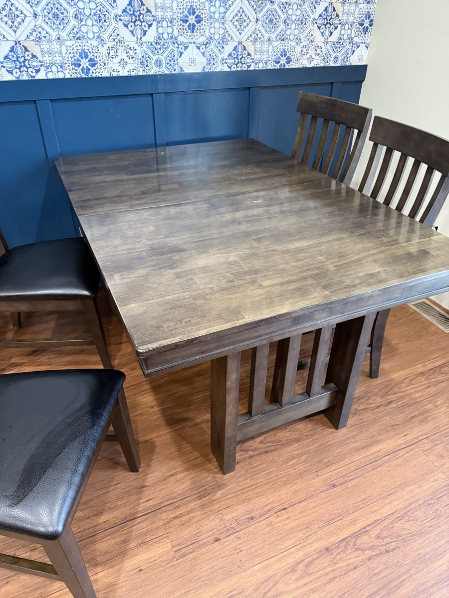 Rc willey table with 4 chairs and hidden leaf
