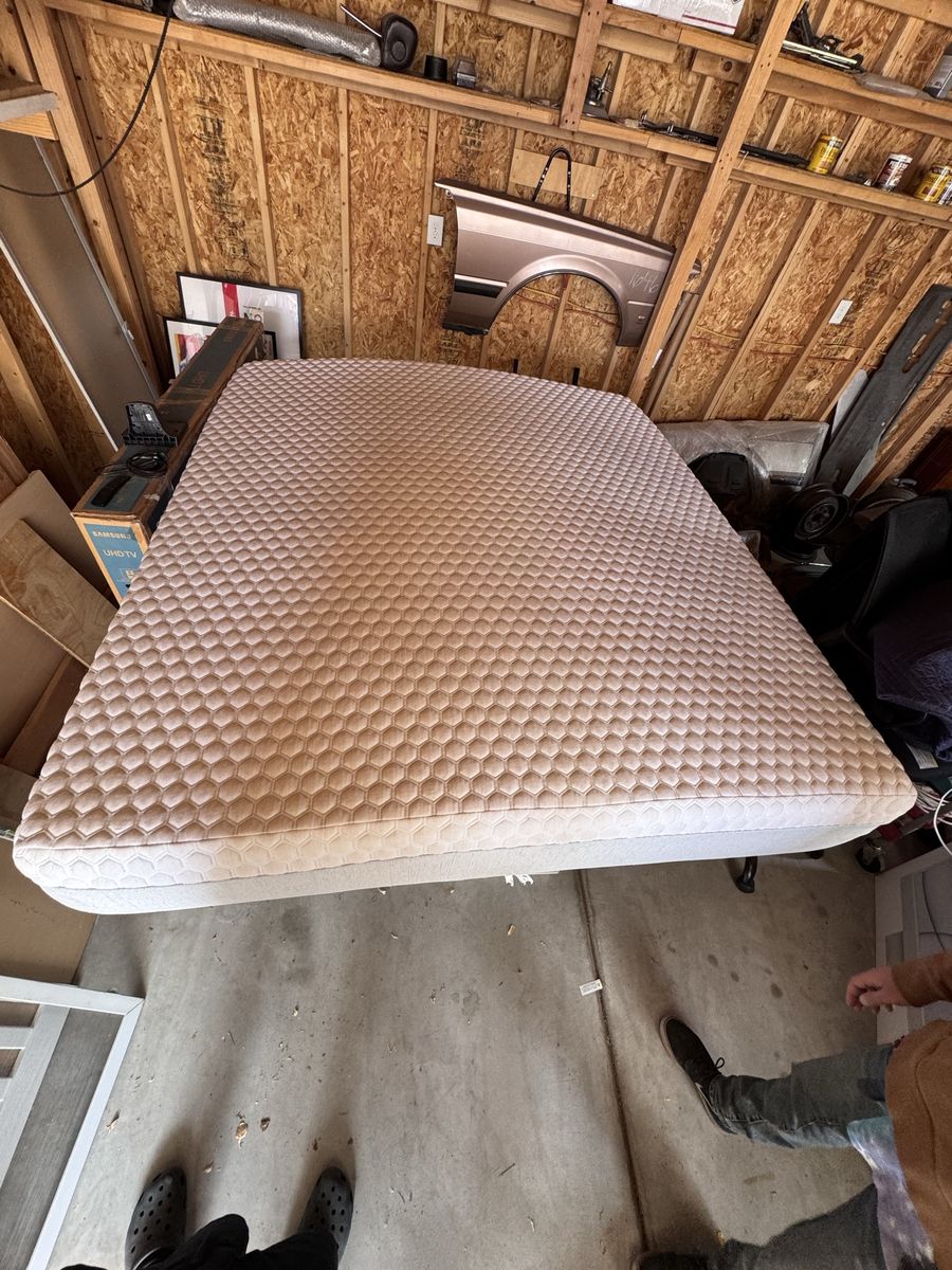 Used Molecule California king memoryfoam mattress - Good Condition