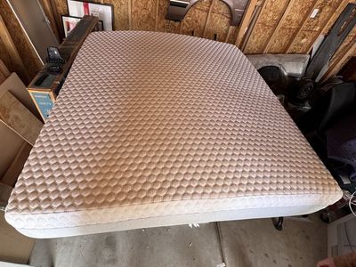 Used Molecule California king memoryfoam mattress - Good Condition