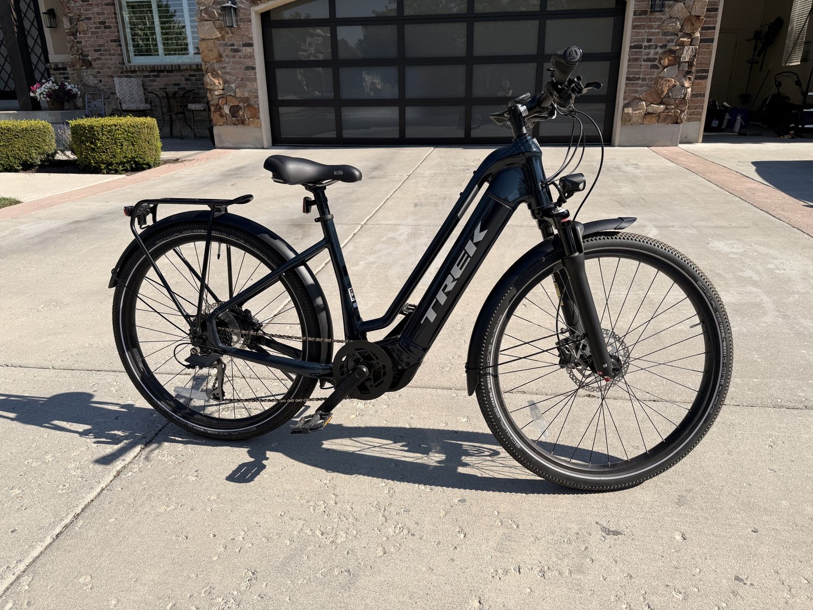 2021 Trek Verve+ 2 Lowstep Electric Bike - Size M - 29 Miles - midnight blue.