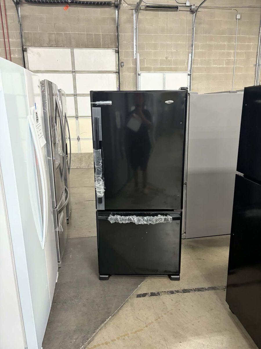 NEW AMANA 18 C FT BLACK BOTTOM FREEZER FRIDGE