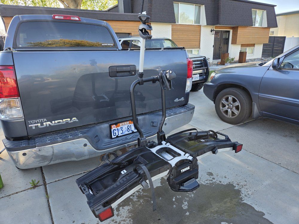 Thule EZ Fold XT 2 Bike Rack W/Ramp & Locks