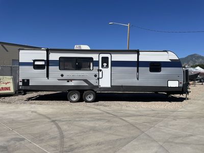 LIKE NEW 2022 Forest River Prime Time Avenger 27RKS – NEVER CAMPED IN!