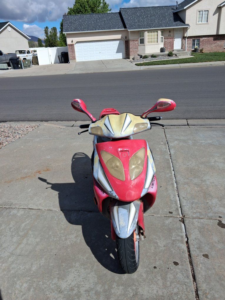 Roketa Limited Edition 150cc Scooter - Red/Silver, Needs Repair