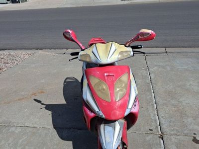 Roketa Limited Edition 150cc Scooter - Red/Silver, Needs Repair