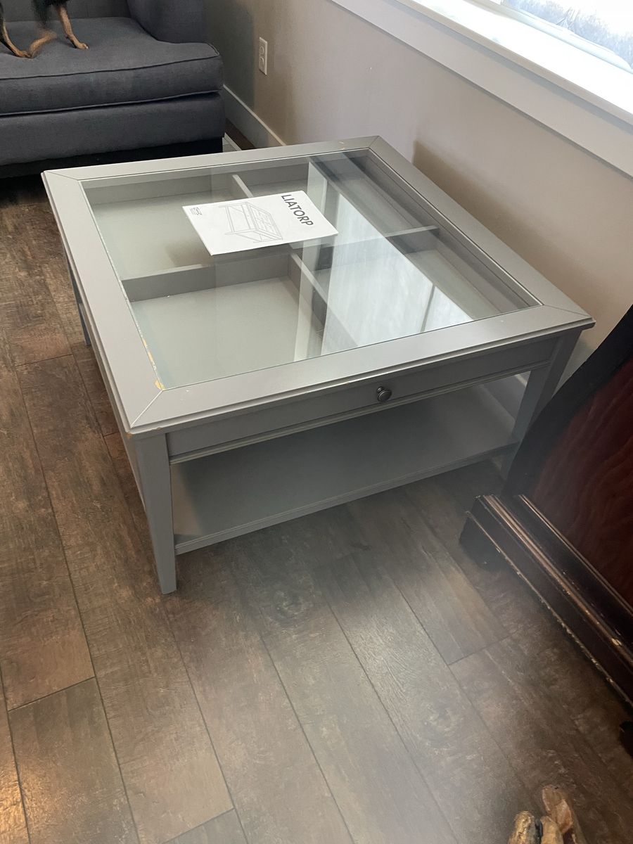 Square display table
