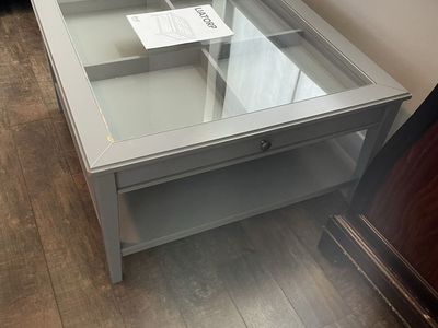 Square display table