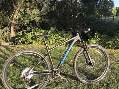 2021 Giant Talon mountain bike - Size Medium