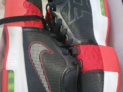 LEBRON WITNES VIII FAZE SHOES. MINT CONDITION!!!