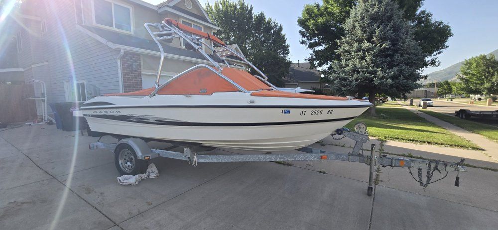 Maxum 1800SR3 Bowrider with Mercury MerCruiser 4.3L Engine, Tower & Trailer
