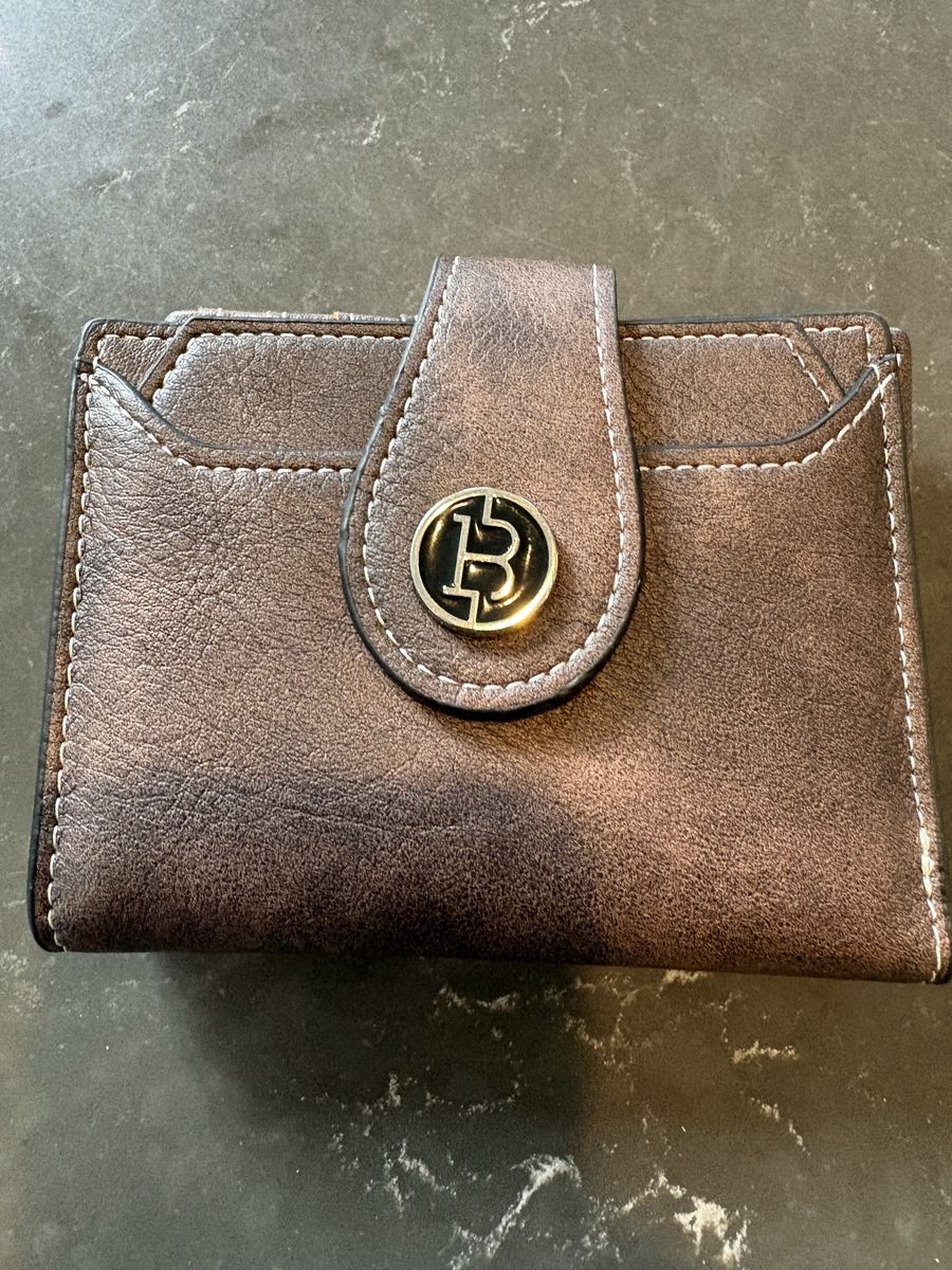 Brown bifold Wallet ith removable card holder