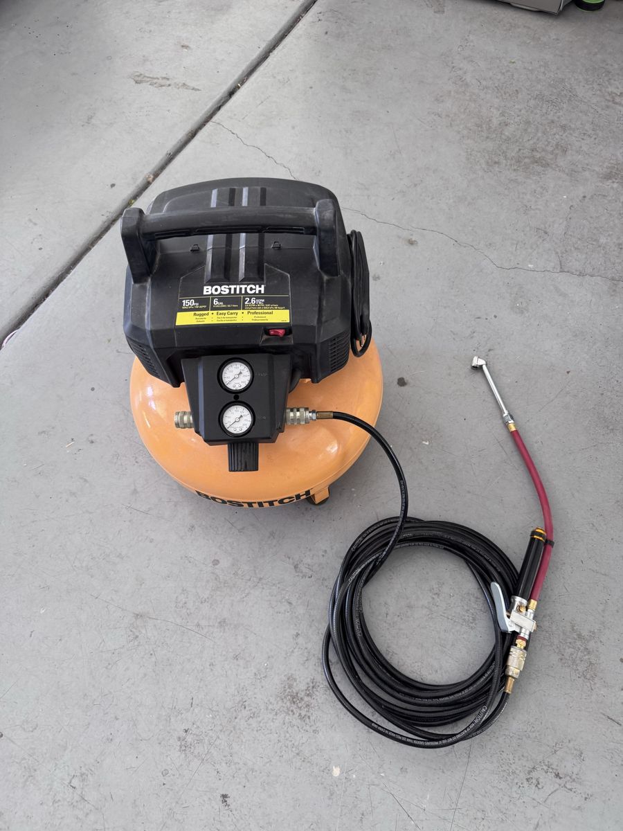 BOSTITCH 6 Gallon 150 PSI 2.6 SCFM Portable Electric Air Compressor with Hose & Nozzle