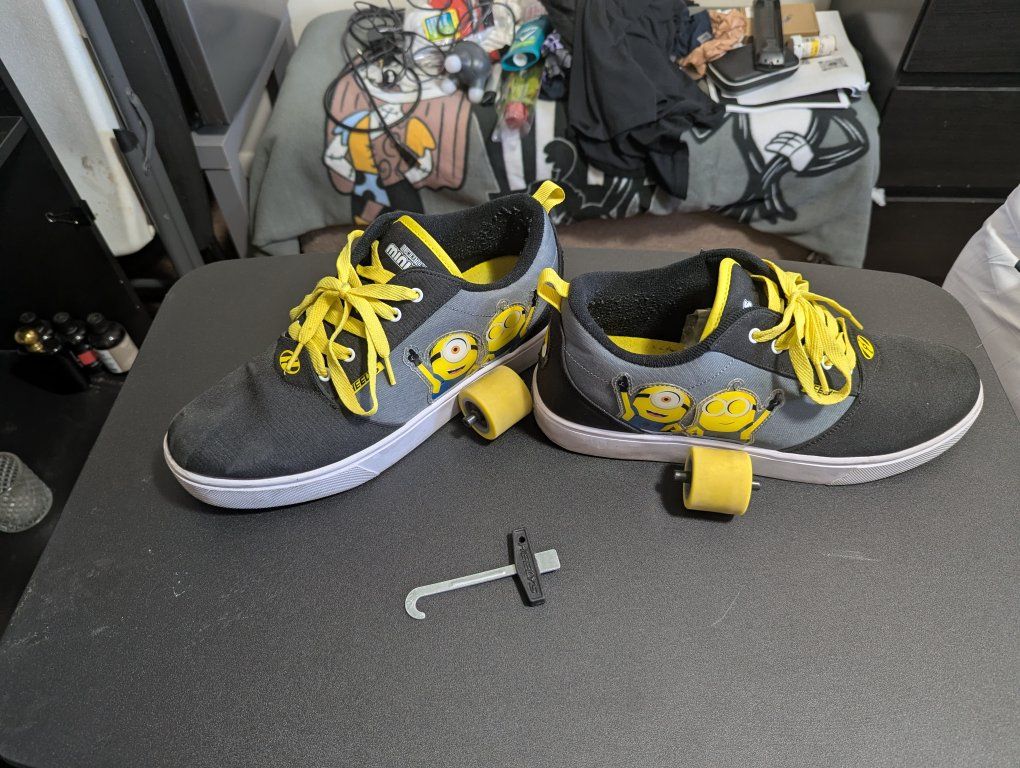men's Minions Heelies size 11