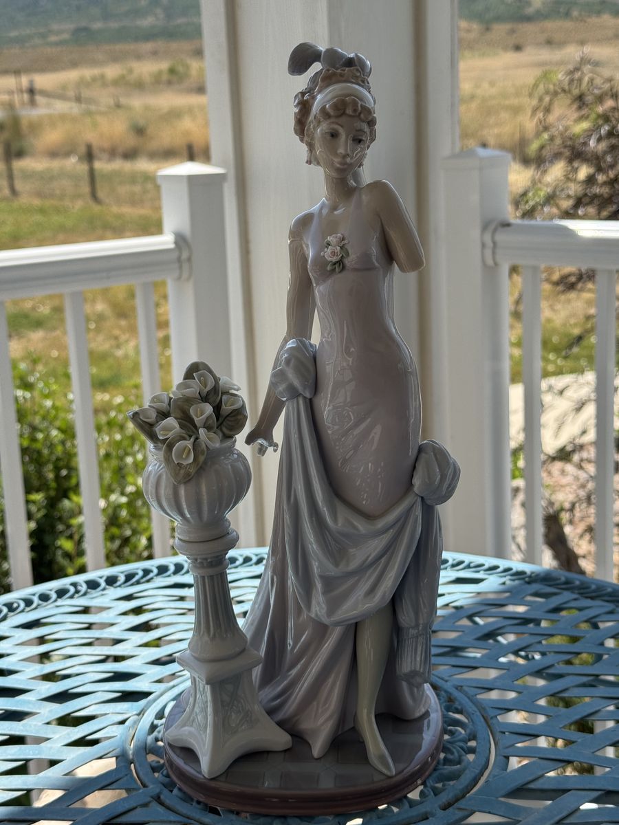 Lladro, "Touch of Class", #5377 - Box - Restoration Piece - READ