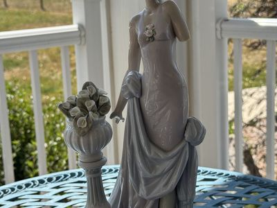 Lladro, "Touch of Class", #5377 - Box - Restoration Piece - READ