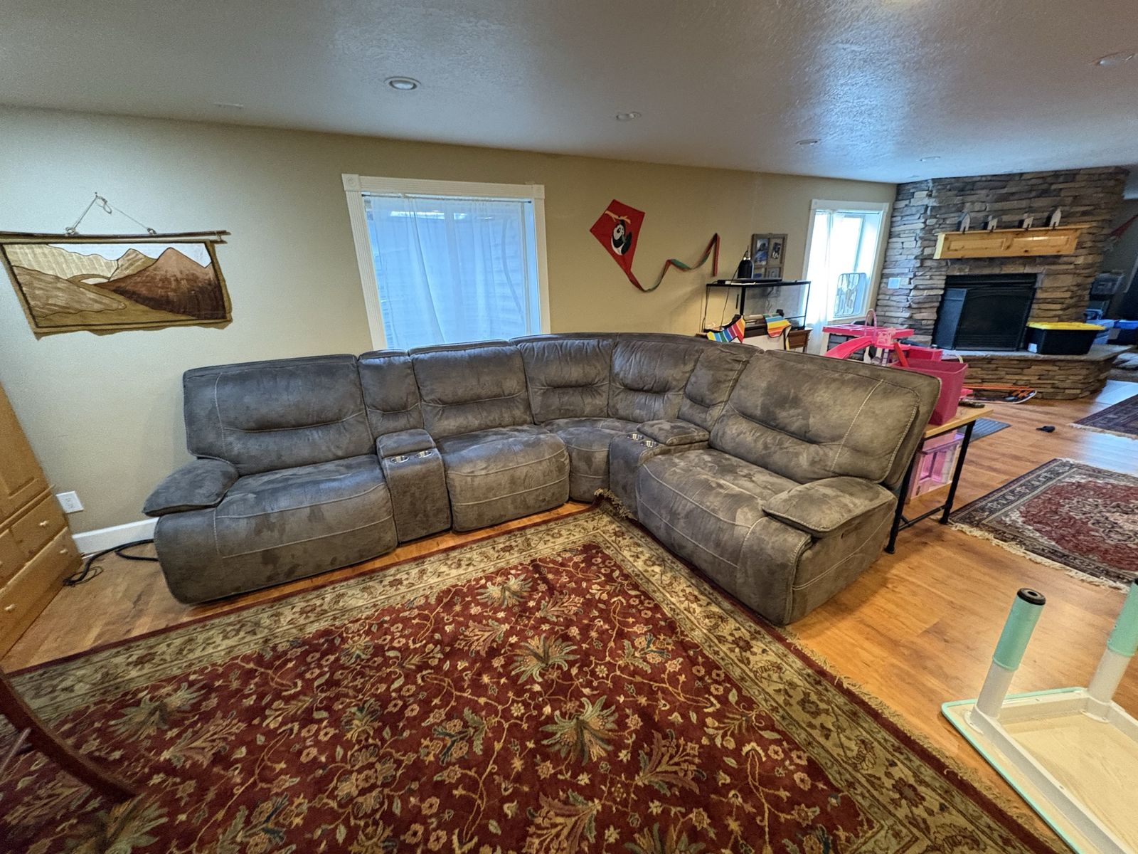 Powered reclining couch - Armrests with usb ports