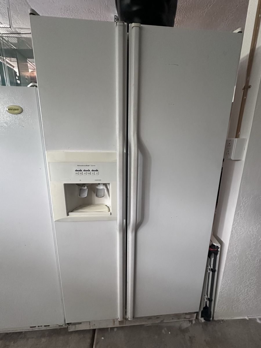 $25 - Side by Side Fridge/Freezer White Kitchen Aid