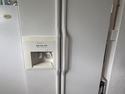 $25 - Side by Side Fridge/Freezer White Kitchen Aid