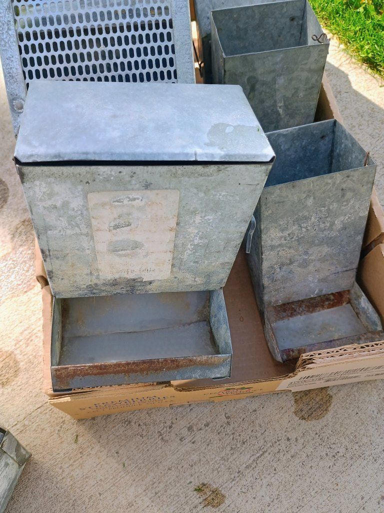 Rabbit/Guinea pig Feeders. 6 large. 4 small.