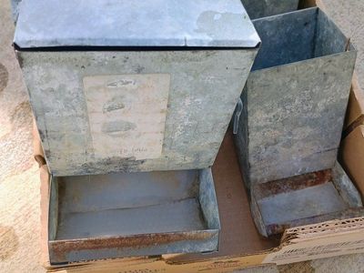 Rabbit/Guinea pig Feeders. 6 large. 4 small.