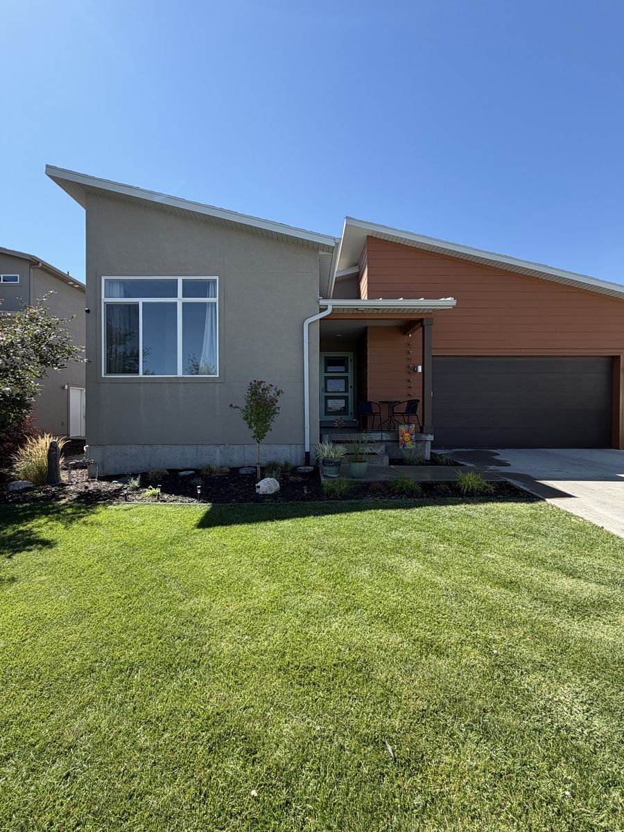 Beautiful Single-Family Home with Open Layout and 5 Bedrooms, 3 Bathrooms
