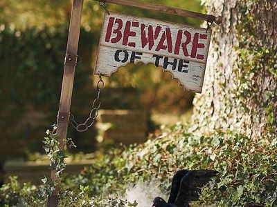 Halloween BEWARE OF THE Lightpost Signpost Sign Up Sound Gravestone Cemetery Statue Figurine Yard Home Decor Decoration Prop