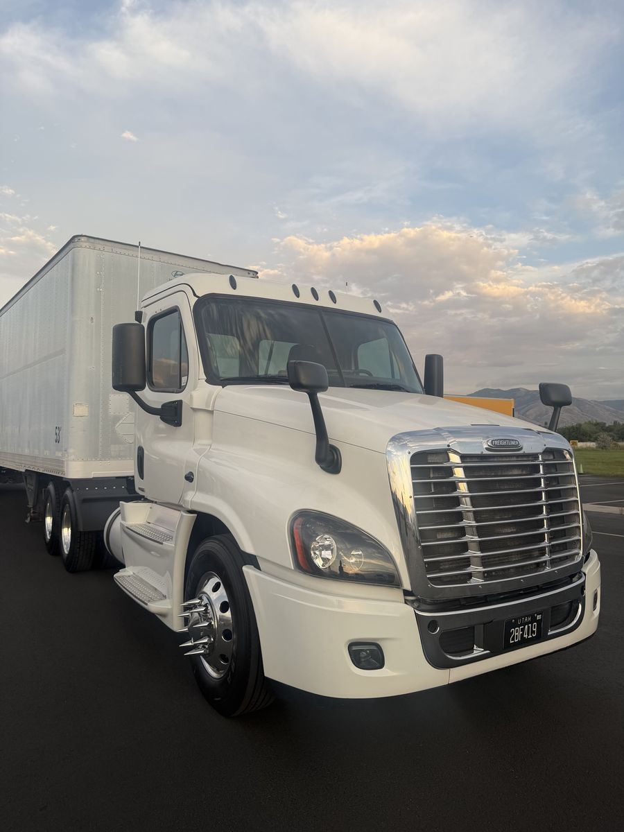2017 Freightliner Cascadia. 2004 Hitachi 53FT dry box.