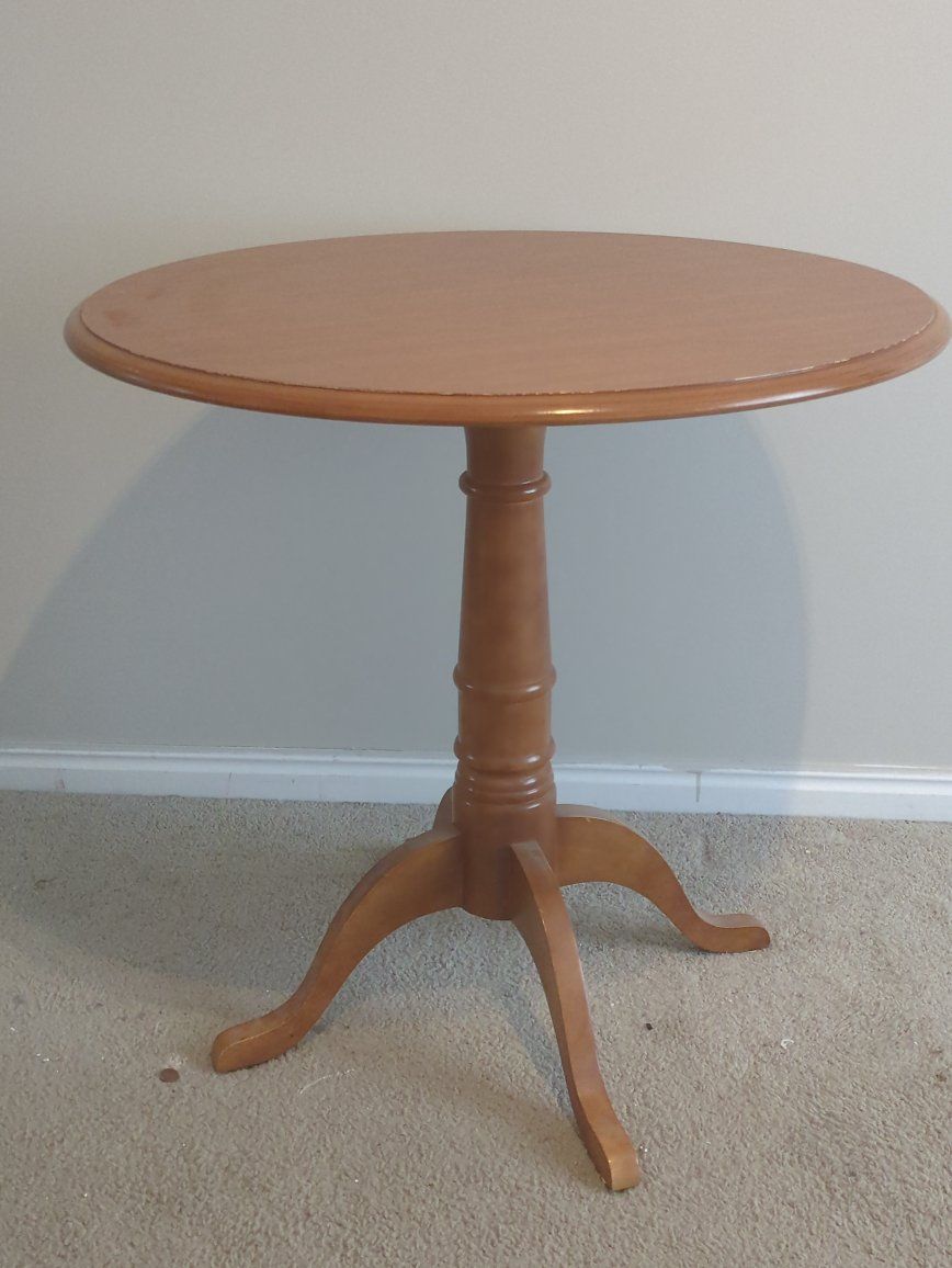Round Wooden Pedestal Accent Table with Three-Leg Base