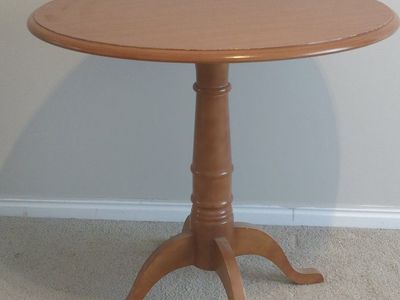 Round Wooden Pedestal Accent Table with Three-Leg Base
