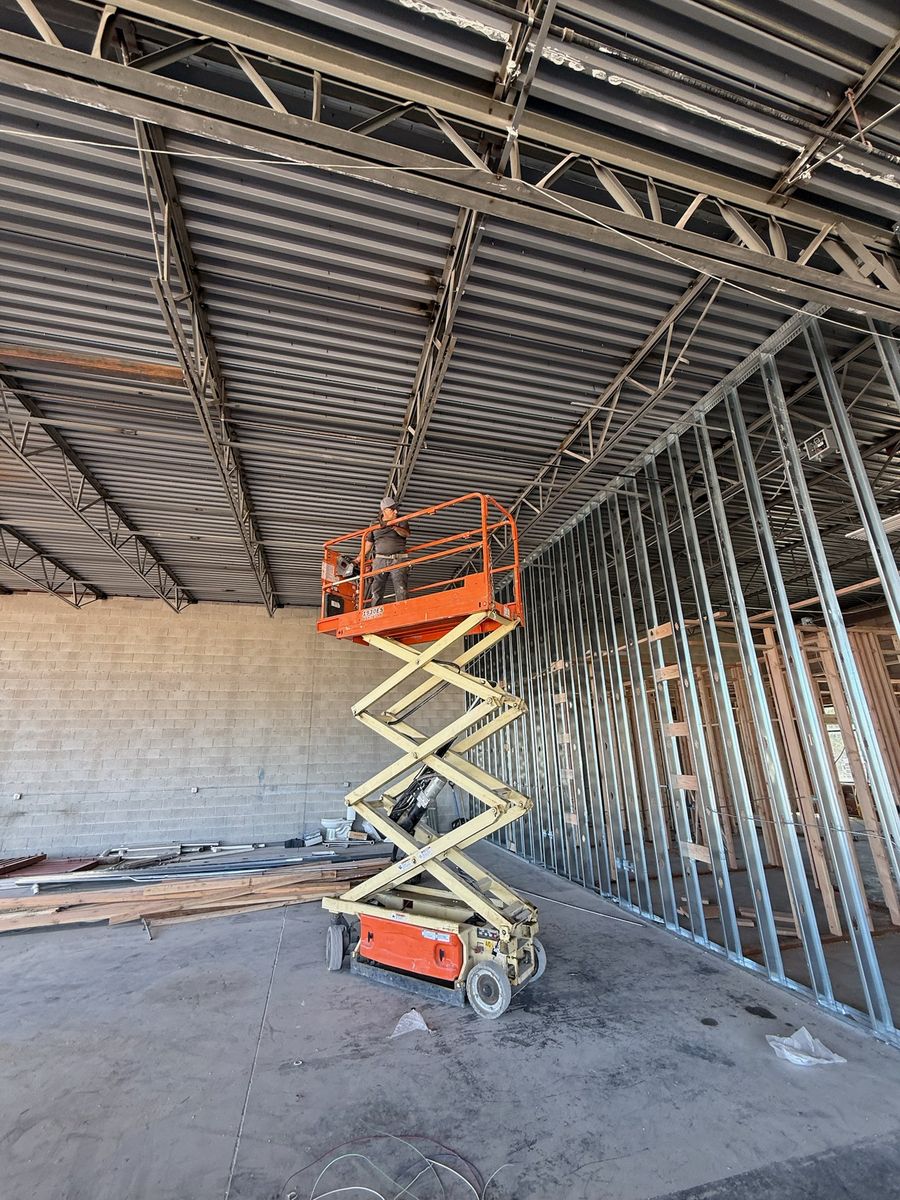SCISSOR LIFT 19 - 26 - 32FT.   RENTAL