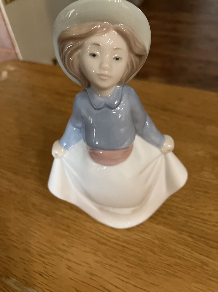 The Curtsy Figurine By Lladro 7 High