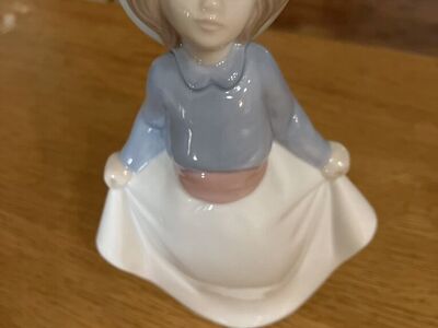 The Curtsy Figurine By Lladro 7 High